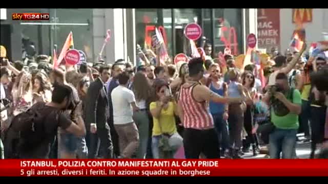 Turchia, polizia contro manifestanti al gay pride