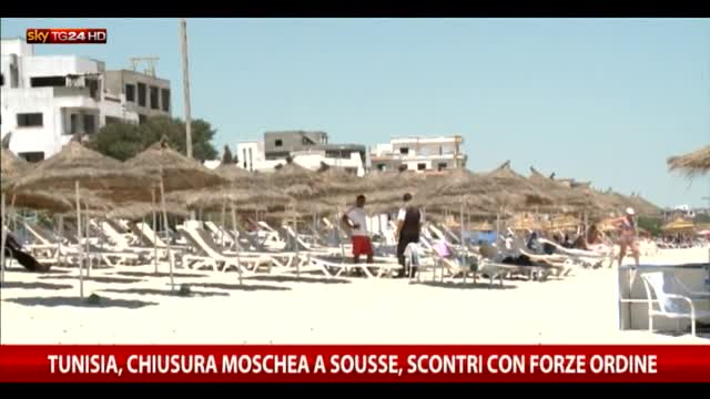 Tunisia, chiusura moschea a Sousse, scontri con la polizia