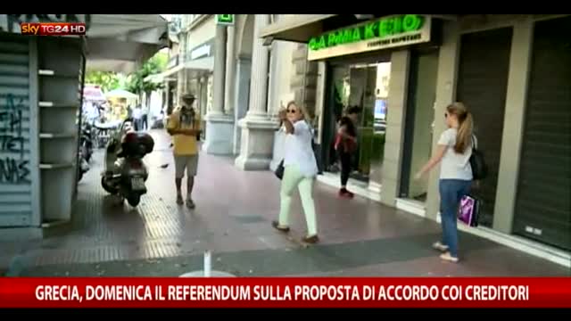Grecia, donna strappa i cartelli che invitano a votare NO
