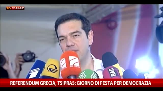 Tsipras: "Oggi è un giorno di festa, la democrazia è festa"