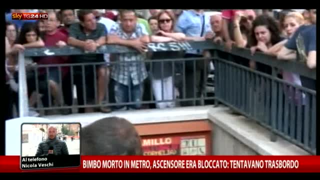 Roma, bimbo cade nel vano dell'ascensore della metro e muore