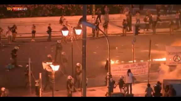 Atene, scontri in piazza Syntagma