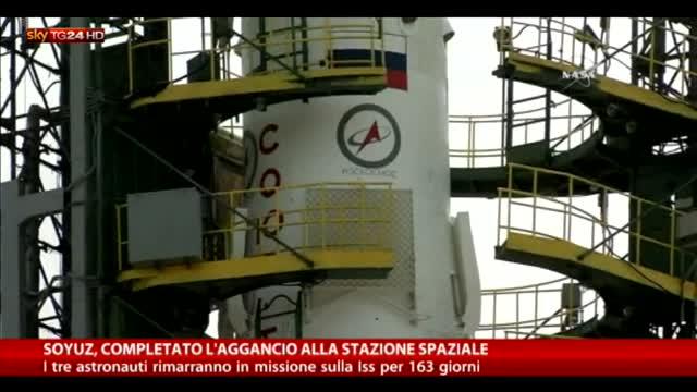 Soyuz, completato l'aggancio alla stazione spaziale