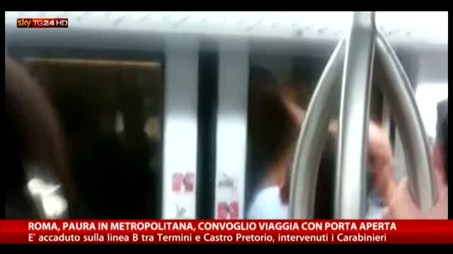 Metropolitana Roma, convoglio viaggia con porta aperta 