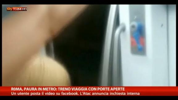 Roma, paura in metro, treno viaggia con la porta aperta