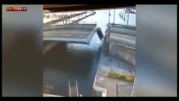 Olanda, automobilista cade da un ponte mobile