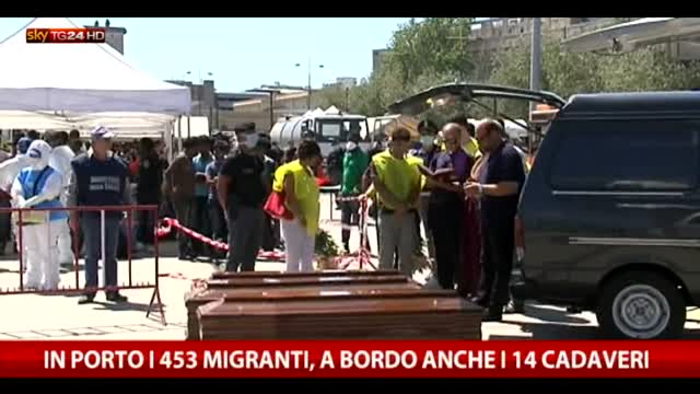 Messina, in porto 453 migranti. A bordo anche 14 cadaveri