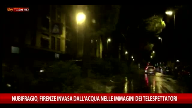 Firenze invasa dall’acqua: le immagini dei telespettatori
