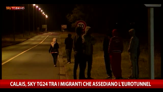 Calais, le telecamere di Sky TG24 tra i migranti 