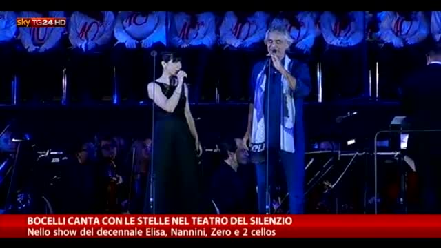 Bocelli canta con le stelle nel Teatro del silenzio