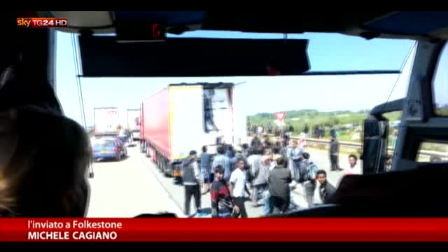 Migranti, Calais: Sky TG24 nell'Eurotunnel sotto assedio