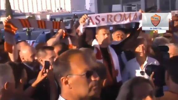 Roma, Dzeko sbarca a Fiumicino accolto da migliaia di tifosi