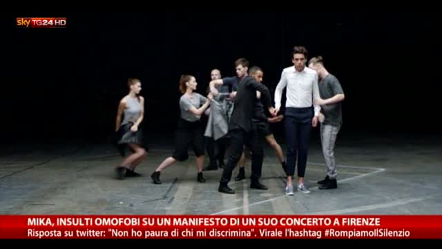Mika, insulti omofobi sul manifesto di un concerto a Firenze