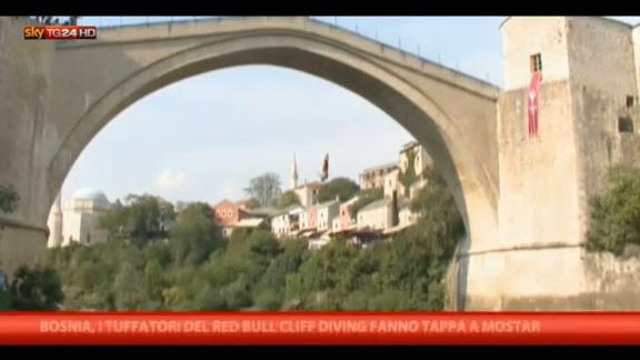 Bosnia, la gara dei tuffi dal ponte