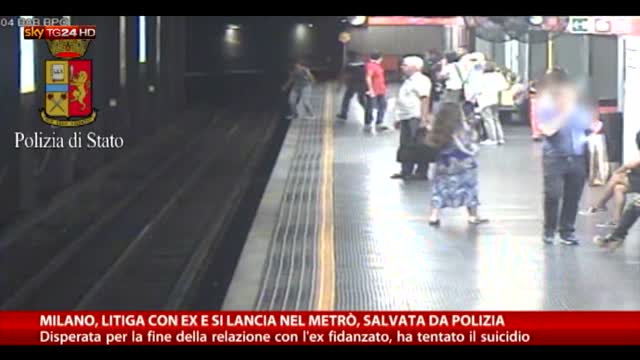 Milano, litiga con l'ex e si lancia sui binari del metrò