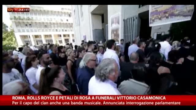 Roma: Rolls Royce e petali per funerali boss Casamonica