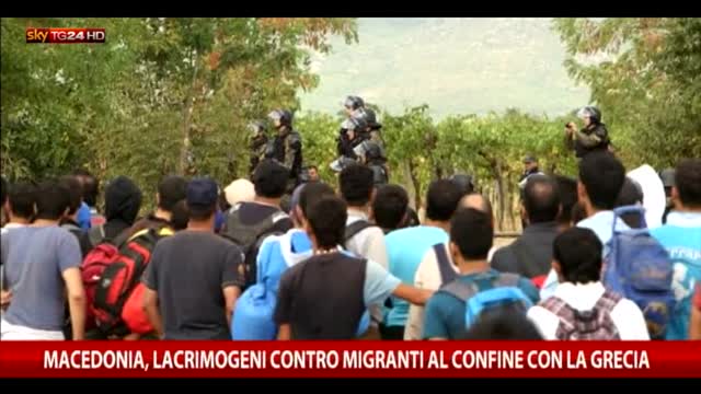 Macedonia, lacrimogeni contro migranti a confine con Grecia