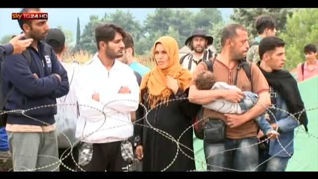 Macedonia, migliaia di profughi forzano il blocco