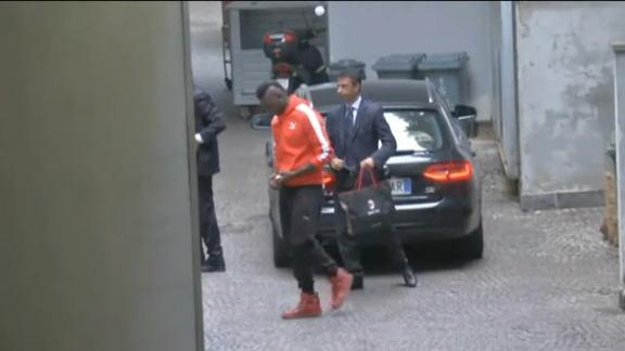 Milan, Balotelli alle visite mediche vestito di rossonero