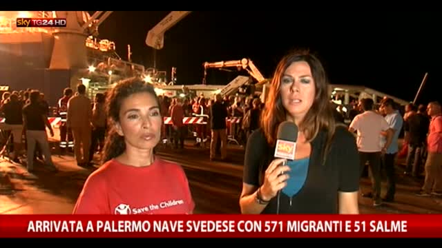 Migranti, a Palermo la nave con oltre 570 persone e 52 salme