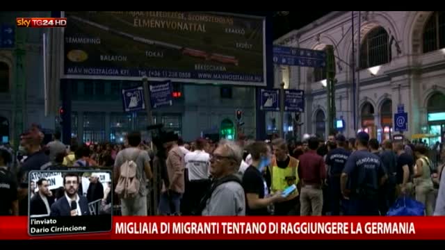 Budapest, migliaia di migranti in stazione