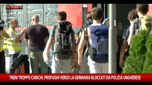 Treni troppo carichi, profughi bloccati da polizia ungherese