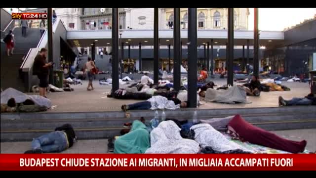 Migranti, in migliaia accampati fuori stazione Budapest