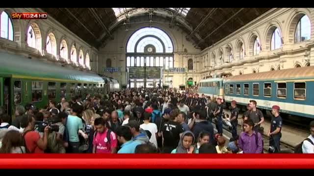 Budapest, migranti all'assalto di treni che non partiranno