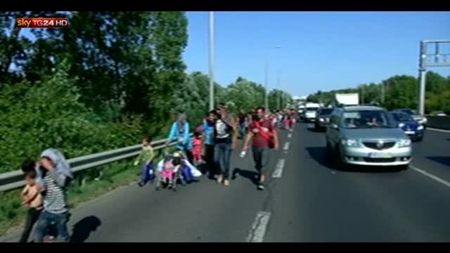 Ungheria, migranti cercano di raggiungere a piedi l'Austria