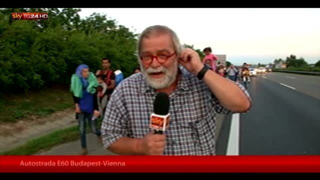 Ungheria, migliaia di migranti in marcia verso l'Austria