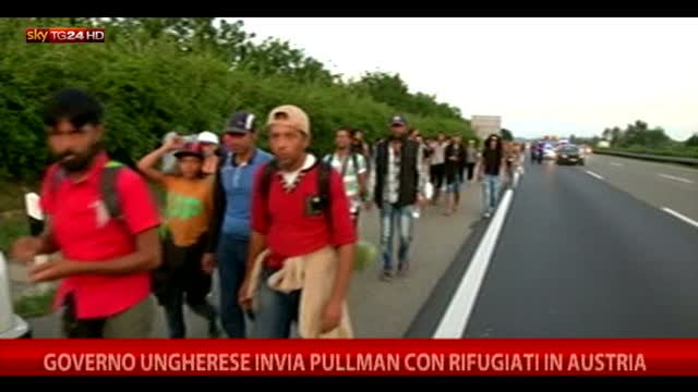 Migranti, la marcia verso il confine con l'Austria