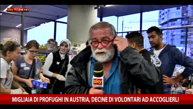 Vienna, decine di volontari ad accogliere i migranti
