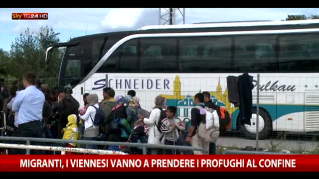 Migranti, i viennesi vanno a prendere i profughi al confine