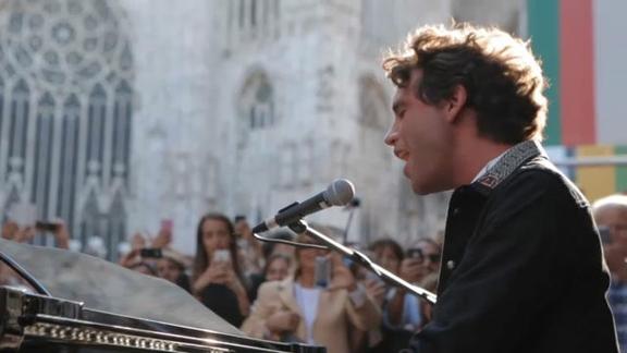 La street performance di Mika a Milano
