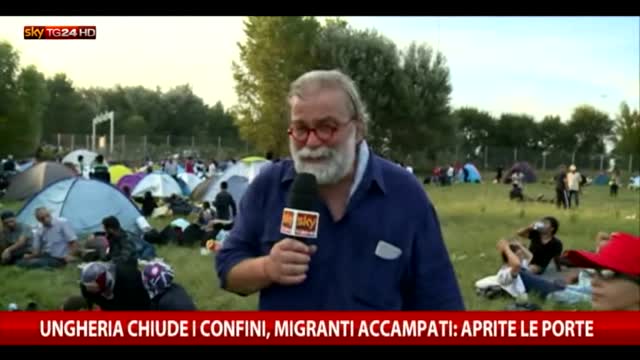 Ungheria chiude confini, migranti accampati: aprite le porte