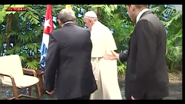 Papa a Cuba: bagno di folla e incontro con fratelli Castro