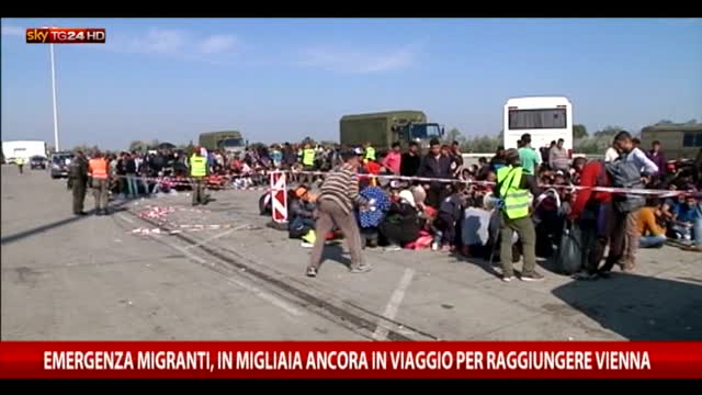 Migranti, in migliaia in viaggio per raggiungere Vienna