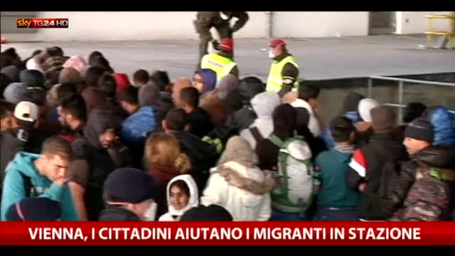Vienna, i cittadini aiutano i migranti in stazione