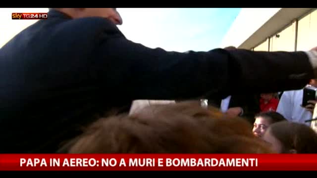 Papa in aereo: "No a muri e bombardamenti"