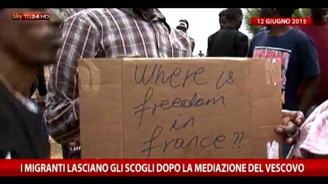 Ventimiglia, storia dei migranti che protestano sugli scogli