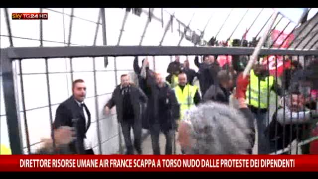 Air France, manager aggredito e denudato dai dipendenti