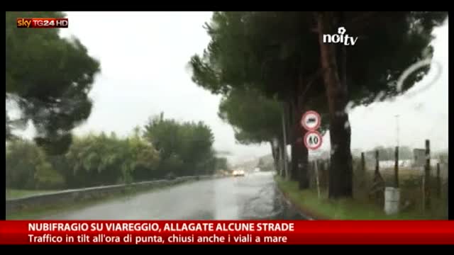Violento nubifragio su Viareggio, allagate alcune strade