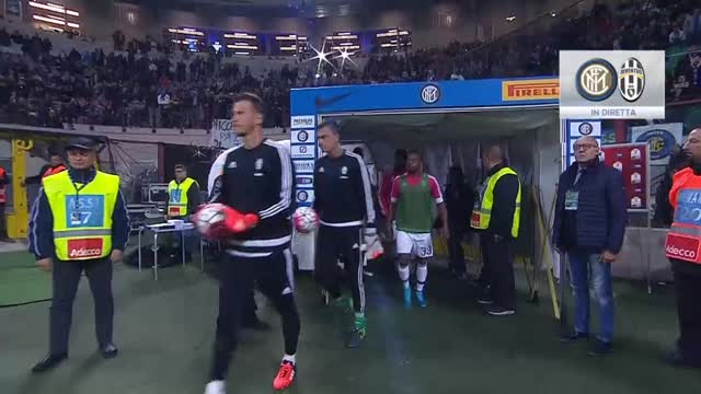 Juventus accolta dai fischi a San Siro per il riscaldamento
