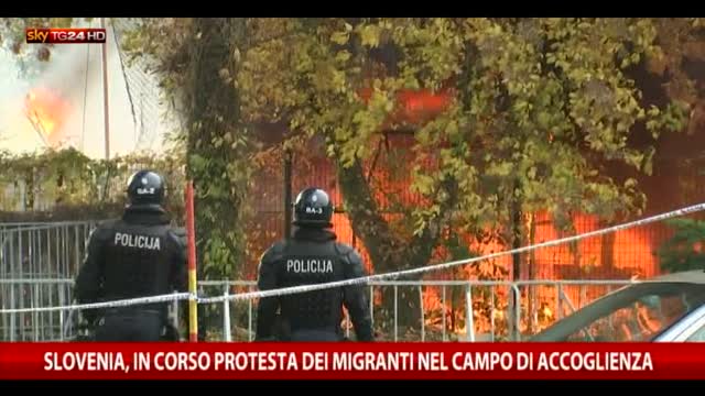 Slovenia, protesta dei migranti in un campo d'accoglienza 