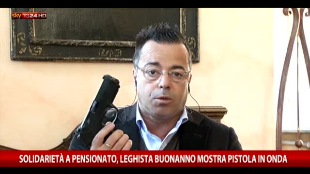 Solidarietà a pensionato, Buonanno mostra pistola in onda