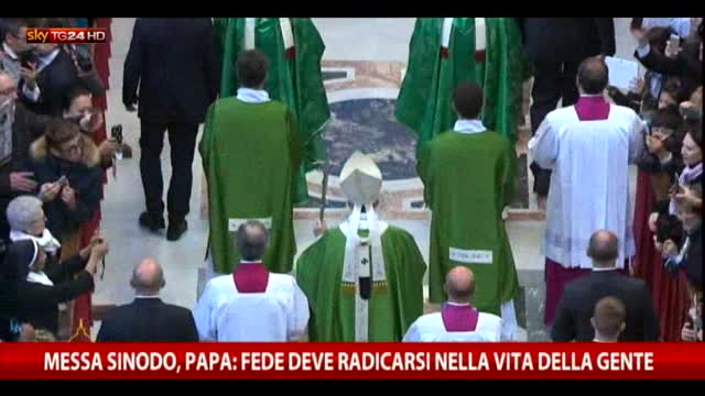 Concluso sinodo sulla Famiglia, folla di fedeli per il Papa 