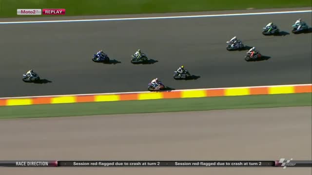 Valencia, maxi caduta nella Moto2