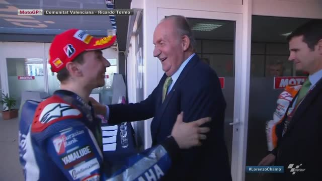 MotoGP, Lorenzo abbraccia il Re di Spagna