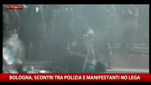 Bologna, scontri tra polizia e manifestanti no Lega