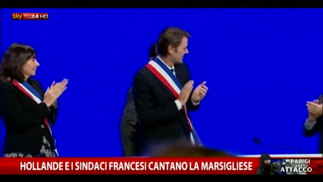 Hollande e i sindaci francesi cantano la Marsigliese